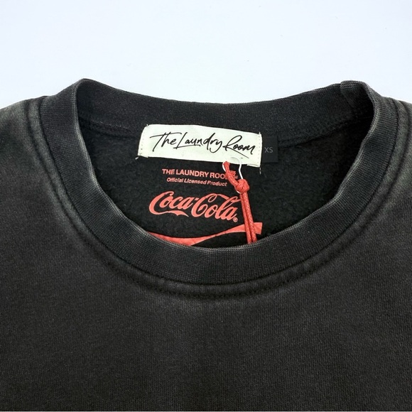 NWT The Laundry Room Women’s Coca-Cola Polar Bear Black Crewneck Sweatshirt XS - Picture 4 of 10
